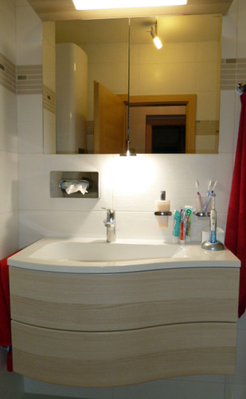 Waschtisch mit Spiegelschrank