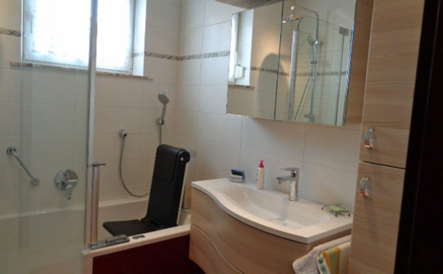 Badewanne mit Hebesitz